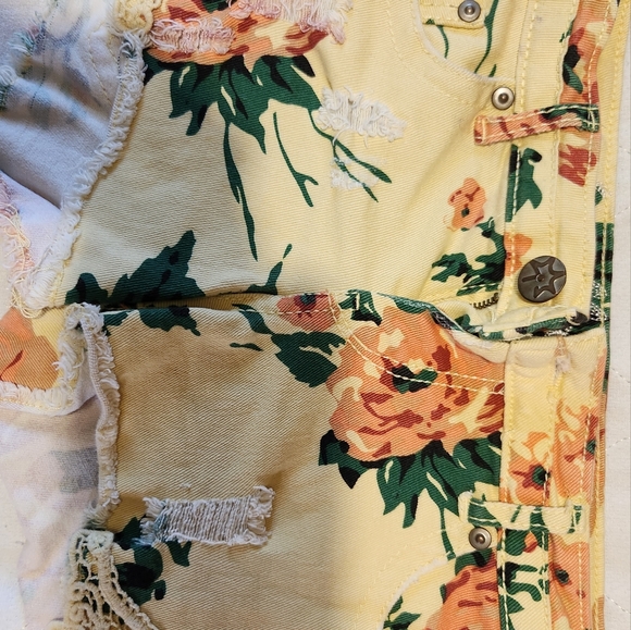 Vanilla Star Women's Shorts Size 7 Like New - Picture 1 of 4